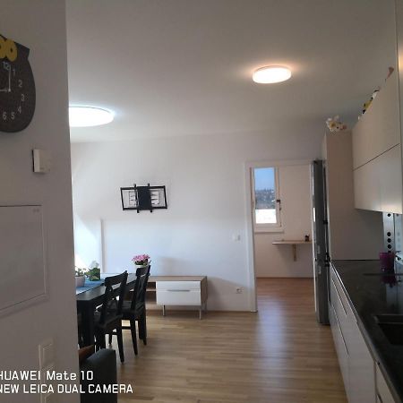 Modern Apartment Bei U Bahn Simmering Vienna Exterior photo