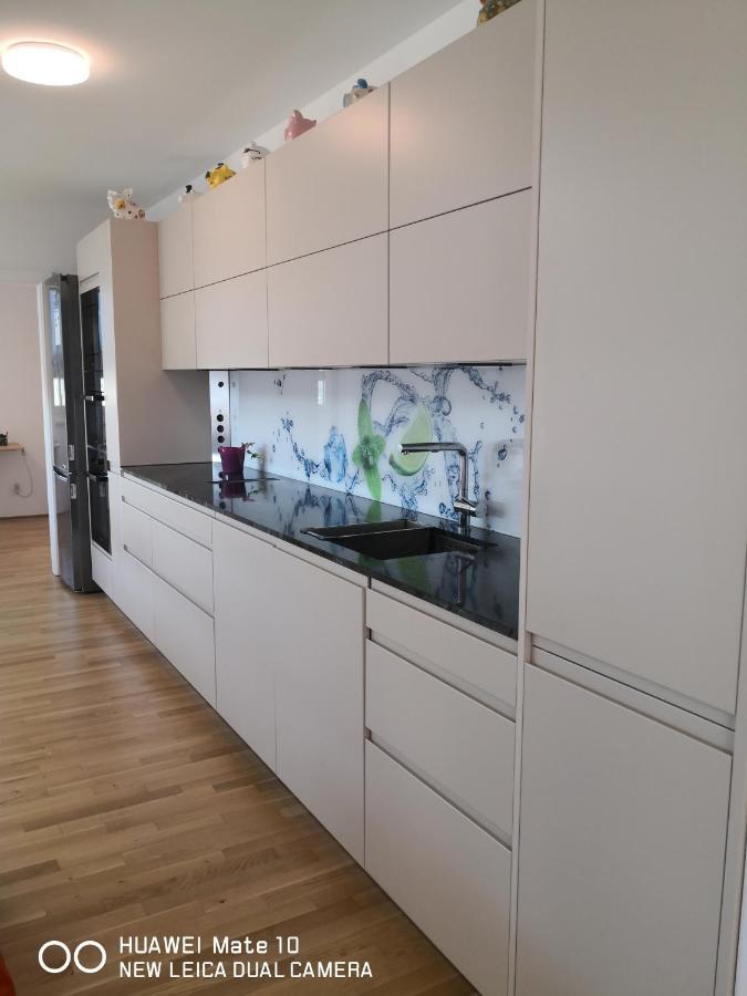 Modern Apartment Bei U Bahn Simmering Vienna Exterior photo